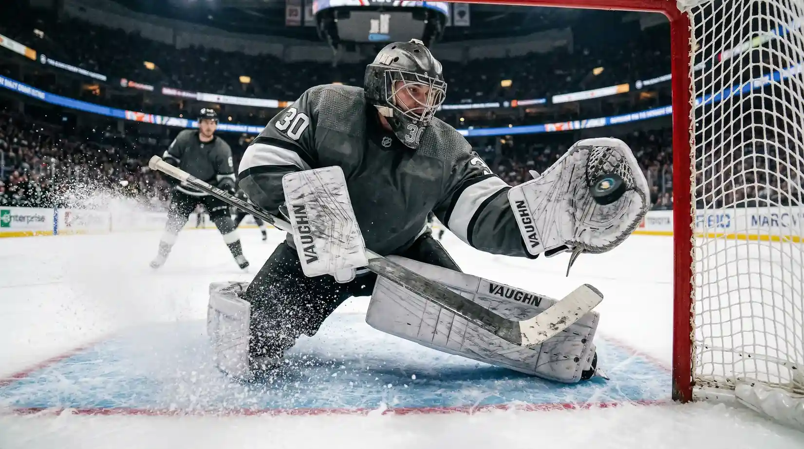 Bramkarz NHL w pełnej ekipie podczas interwencji na lodowisku